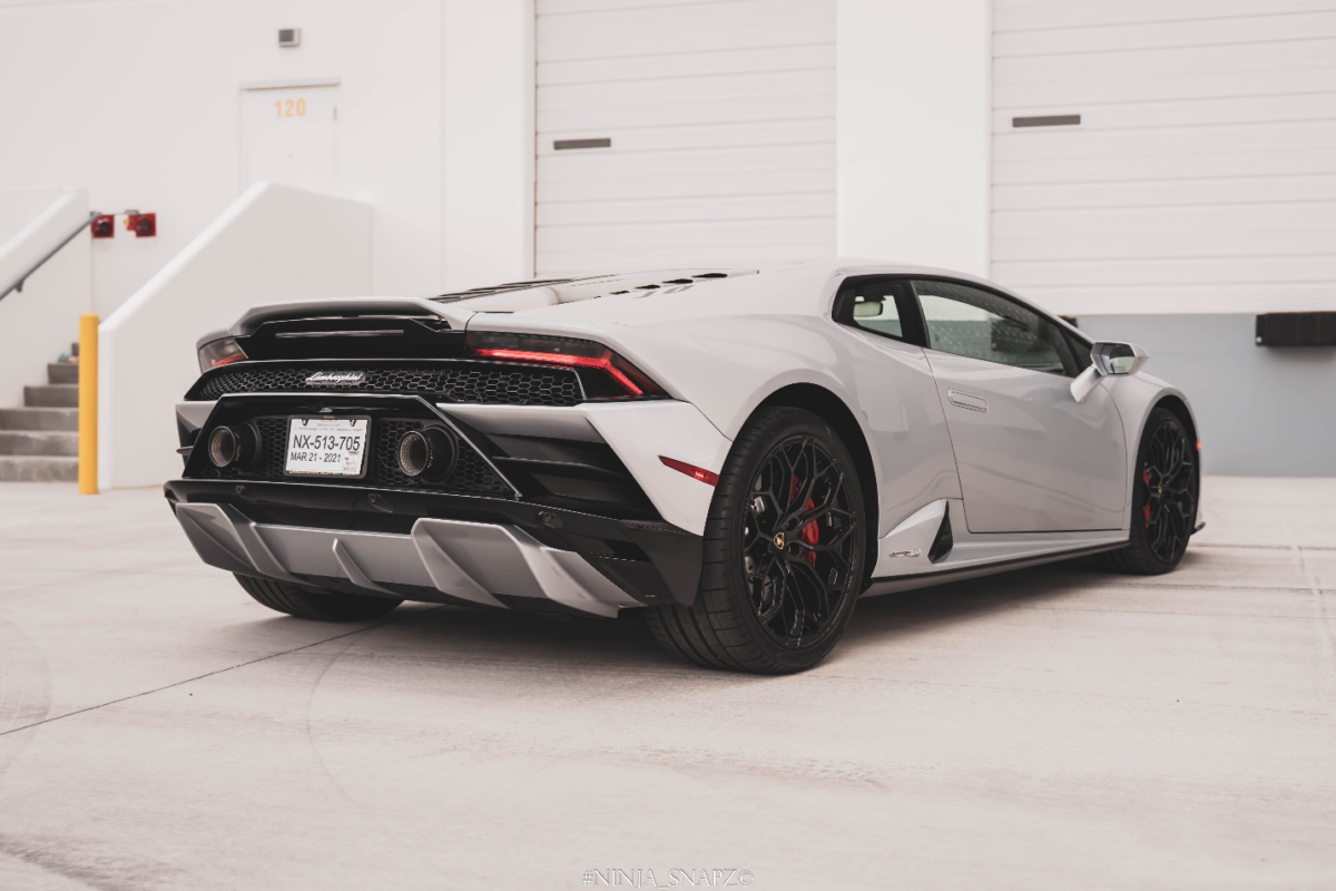 Back view of a Lamborghini Huracan Evo Coupe in the color silver