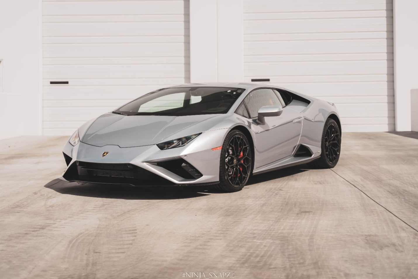 Front view of a Lamborghini Huracan Evo Coupe in the color silver