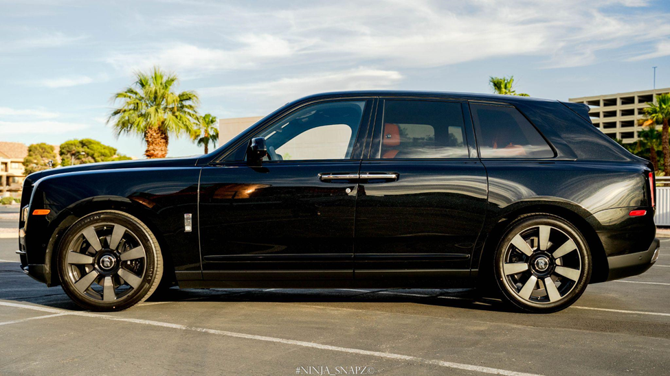  Luxurious black car